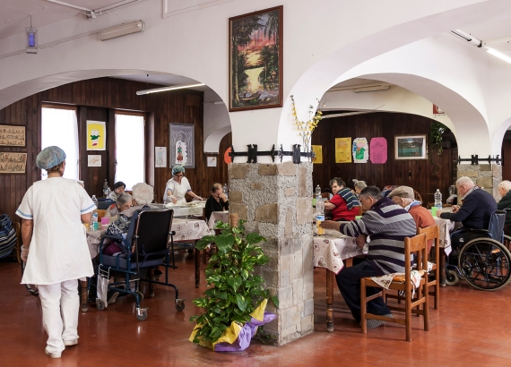 La sala da pranzo con alcuni ospiti dell'RSA La Collinella