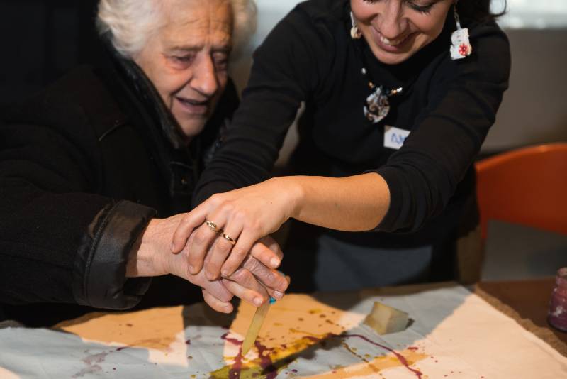 foto anziani e care-giver mentre dipingono - progetto coop sarah