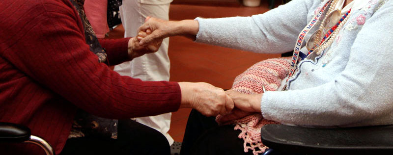 foto di Sarah cooperativa sociale con mani di anziani che si stringono