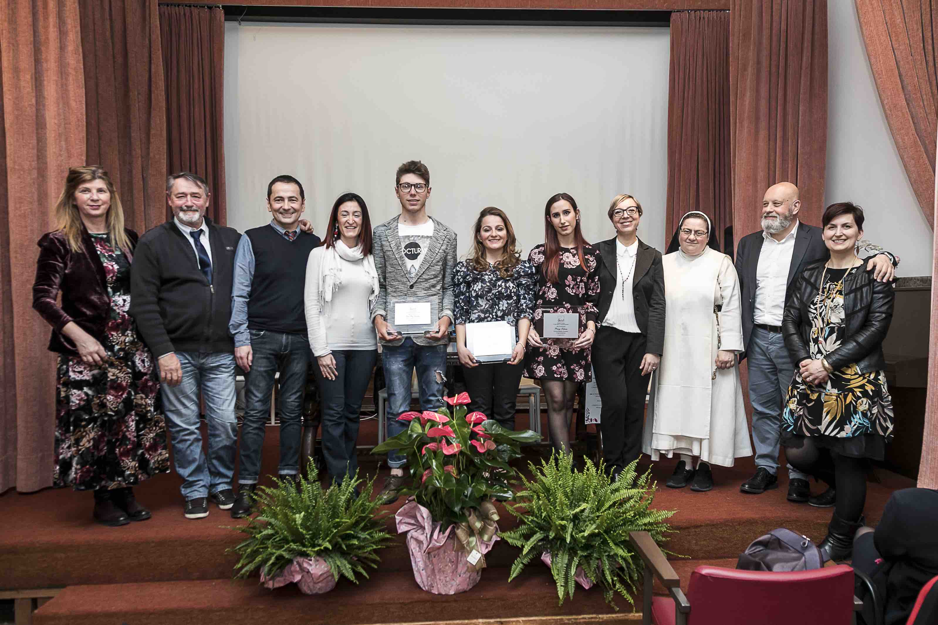 foto di gruppo consegna premio di Laurea Sarah Coop