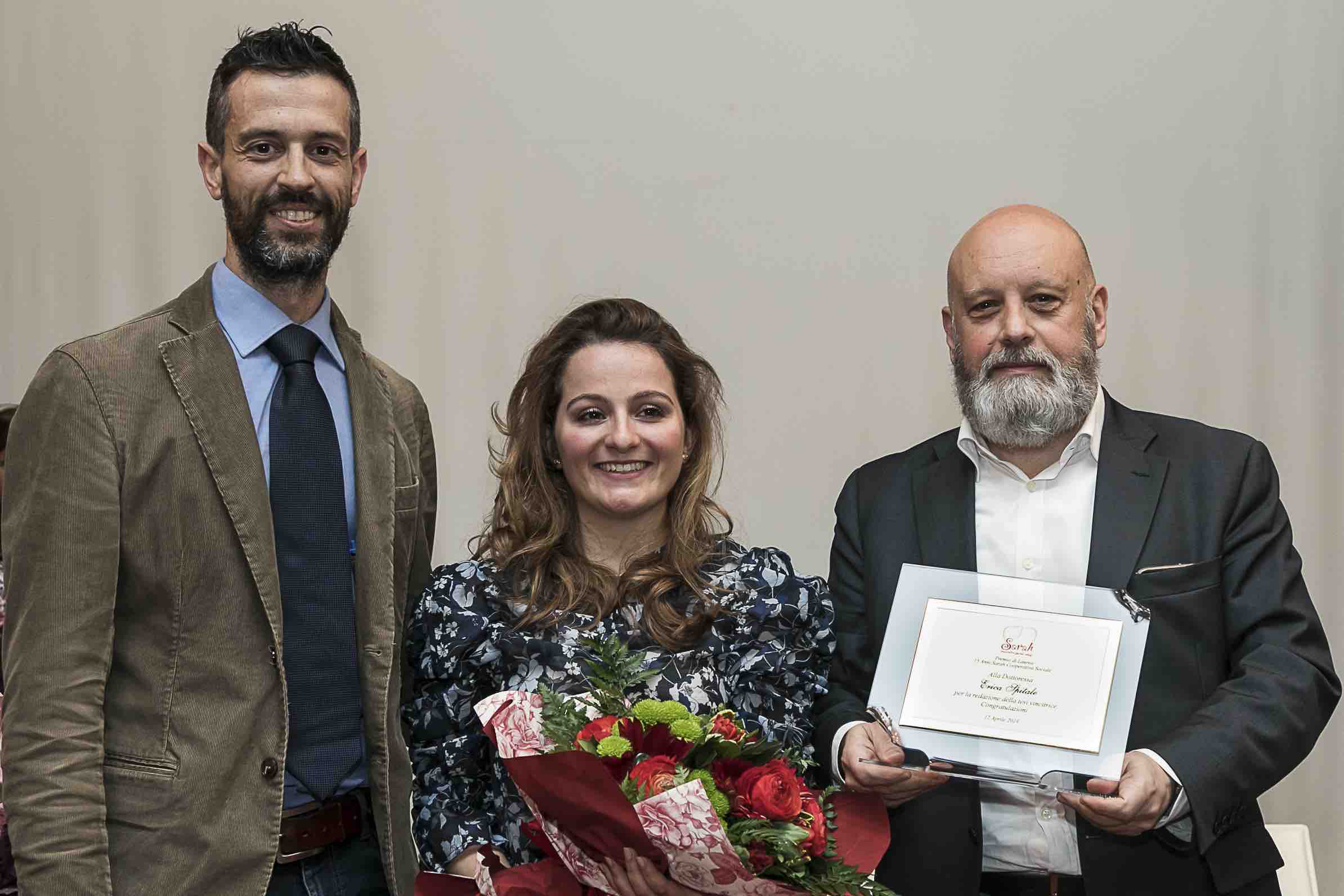 foto della Dr Erica Spitale premiata dal Presidente di Sarah Vladimiro D'Agostino